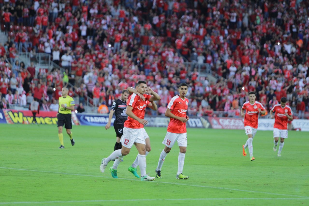 אובידיו הובאן חוגג את הפנדל מול סכנין. הקהל שאג מי לא יירא (צילום: אסף חיימוביץ')